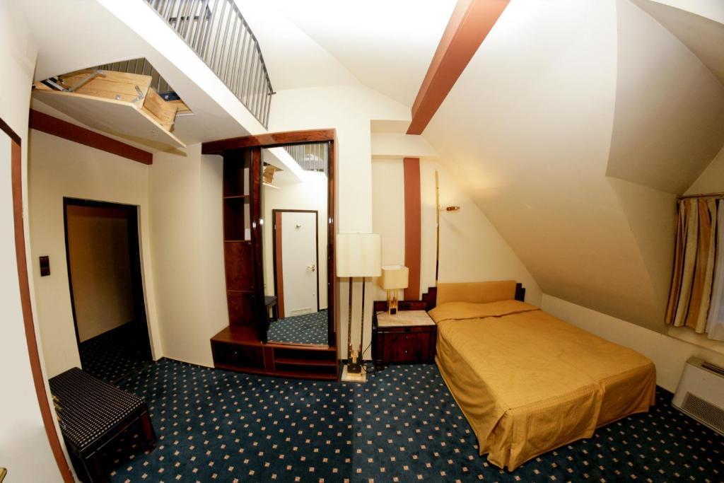 Hotel Podzamcze Tarnow Exterior photo